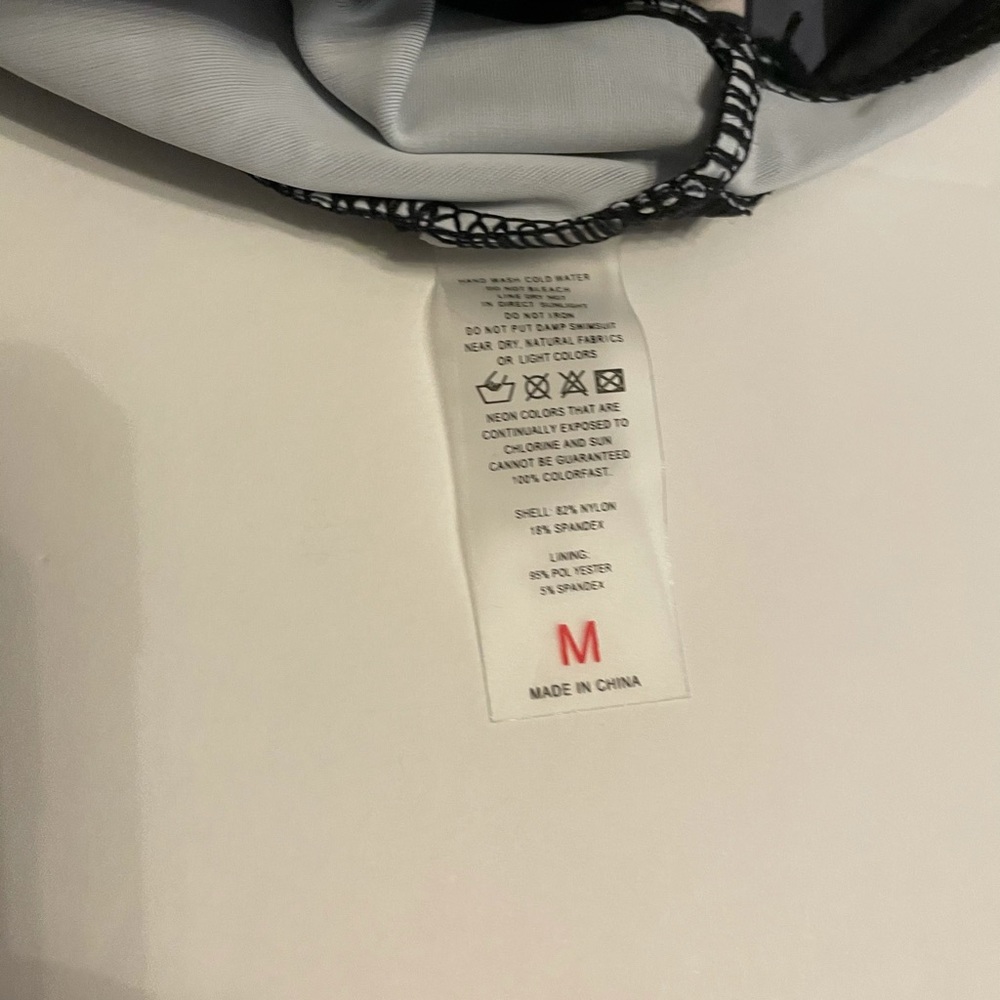 Medium swimsuit with blue black geometric pattern - Picture 5 of 8